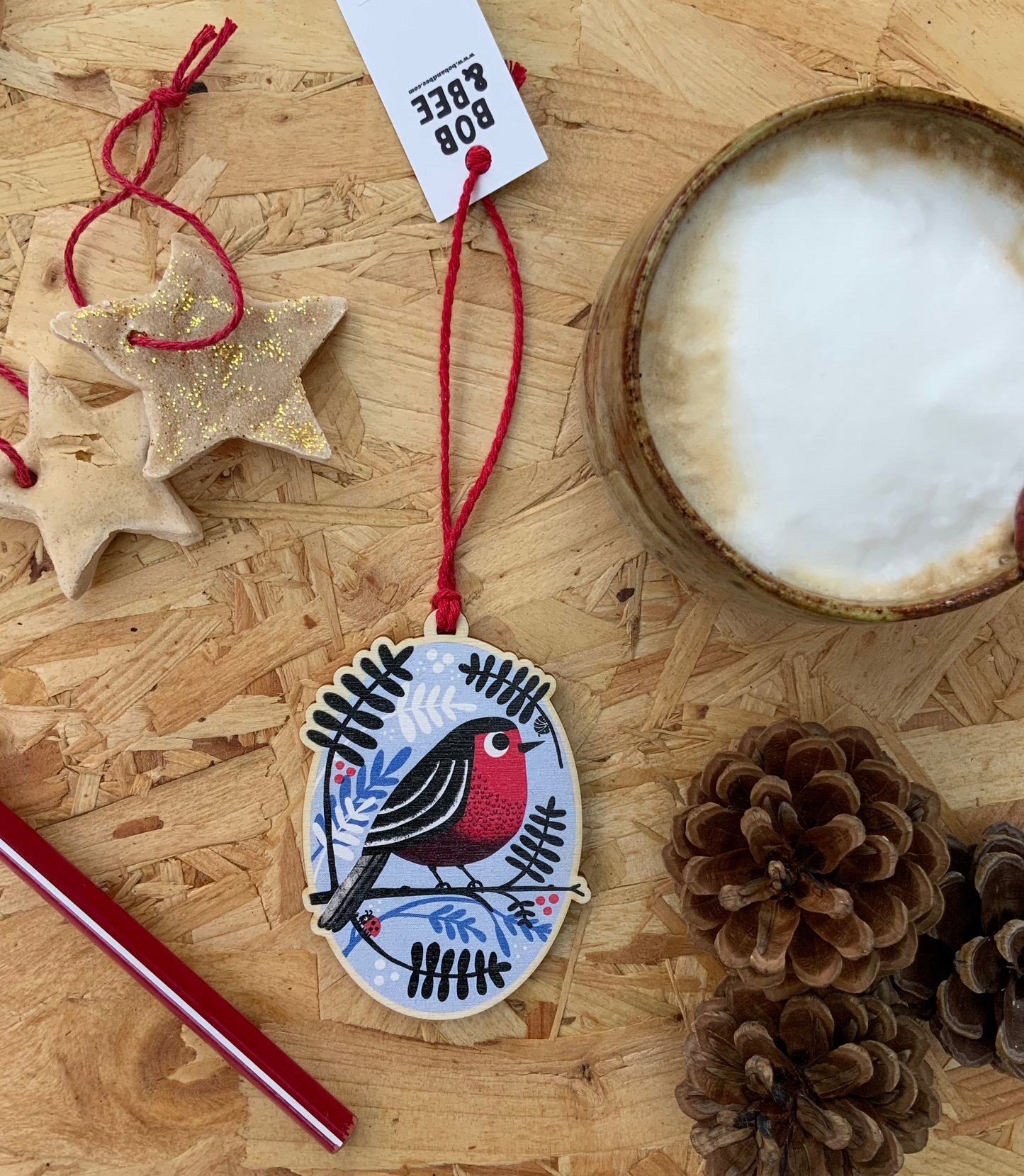 Oval Robin & Winter Foliage Decoration